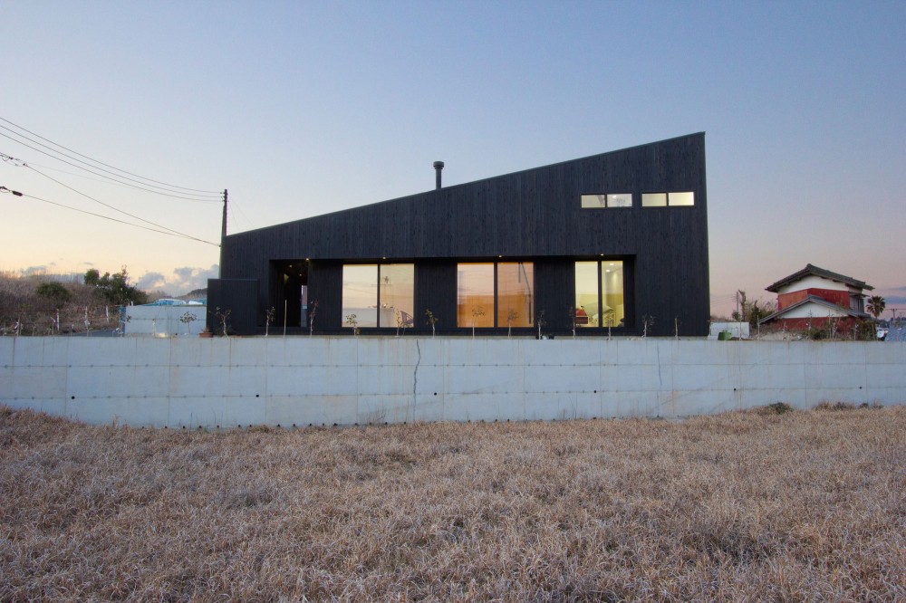 Onjuku Beach House / BAKOKO