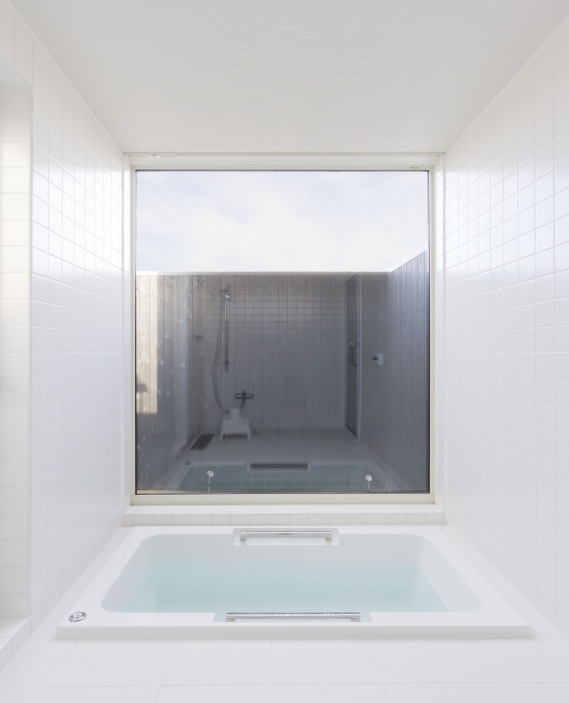 Onjuku Beach House / BAKOKO