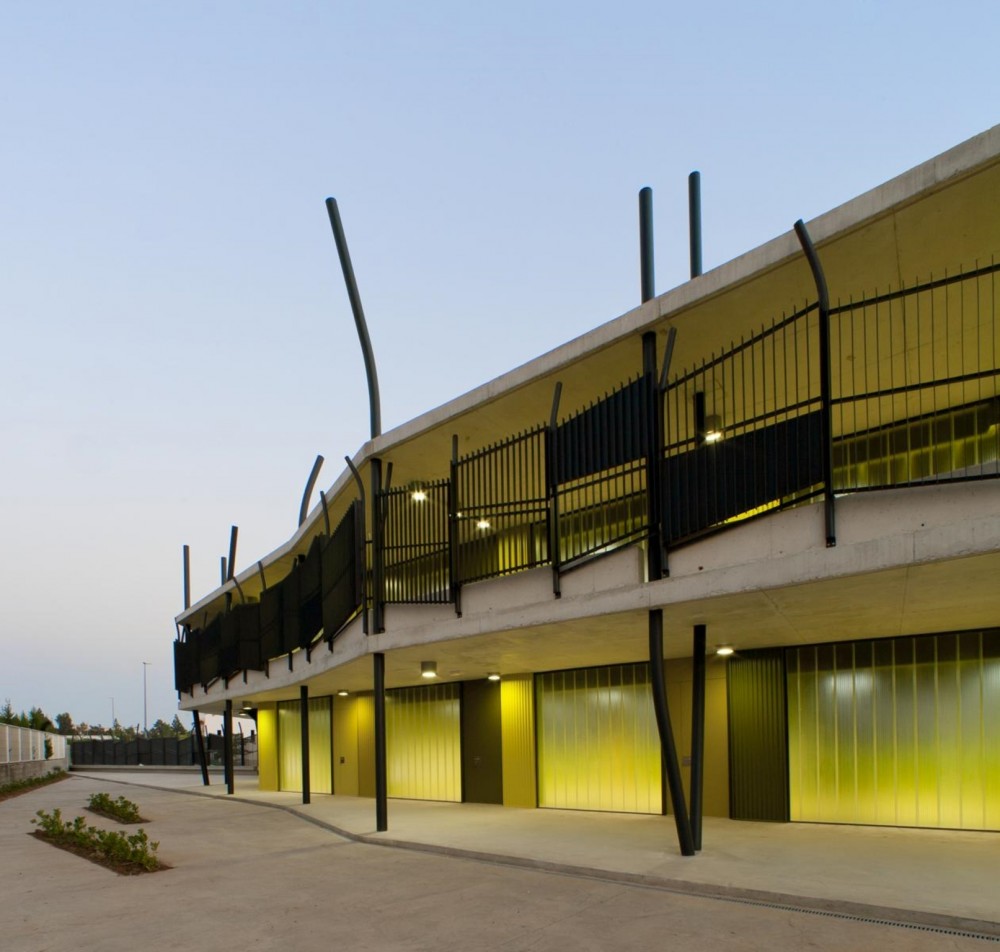 Mixed-Use Building / Vahos Architecture
