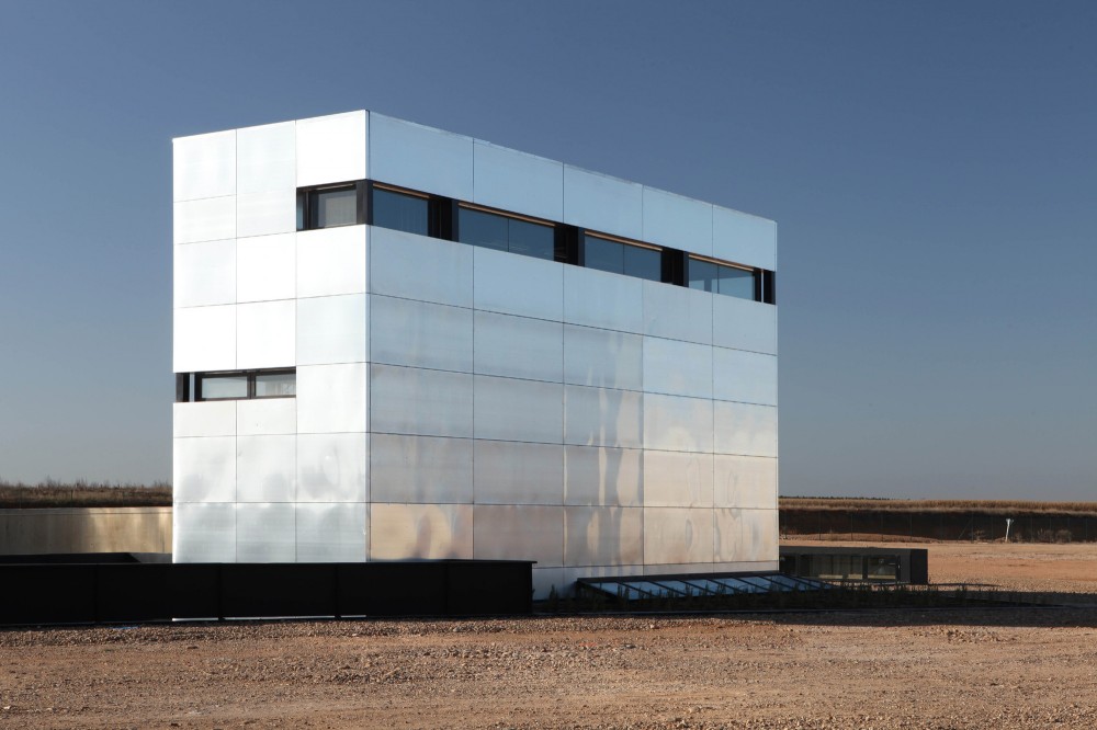 Multi-Purpose Building For Central Termosolar Astexol-2 / Sáenz De Oiza Arquitectos