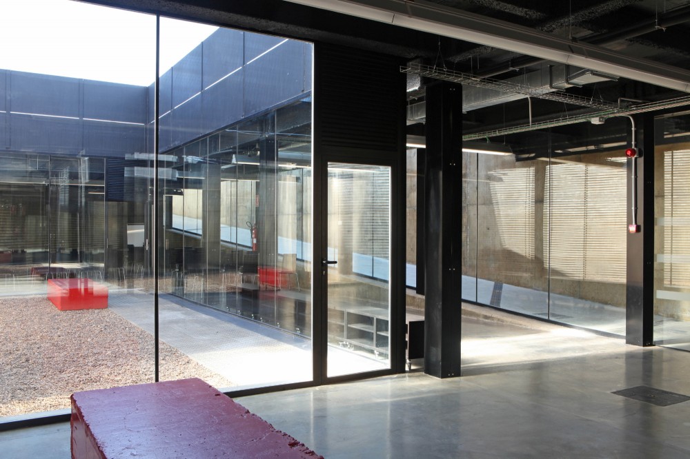 Multi-Purpose Building For Central Termosolar Astexol-2 / Sáenz De Oiza Arquitectos