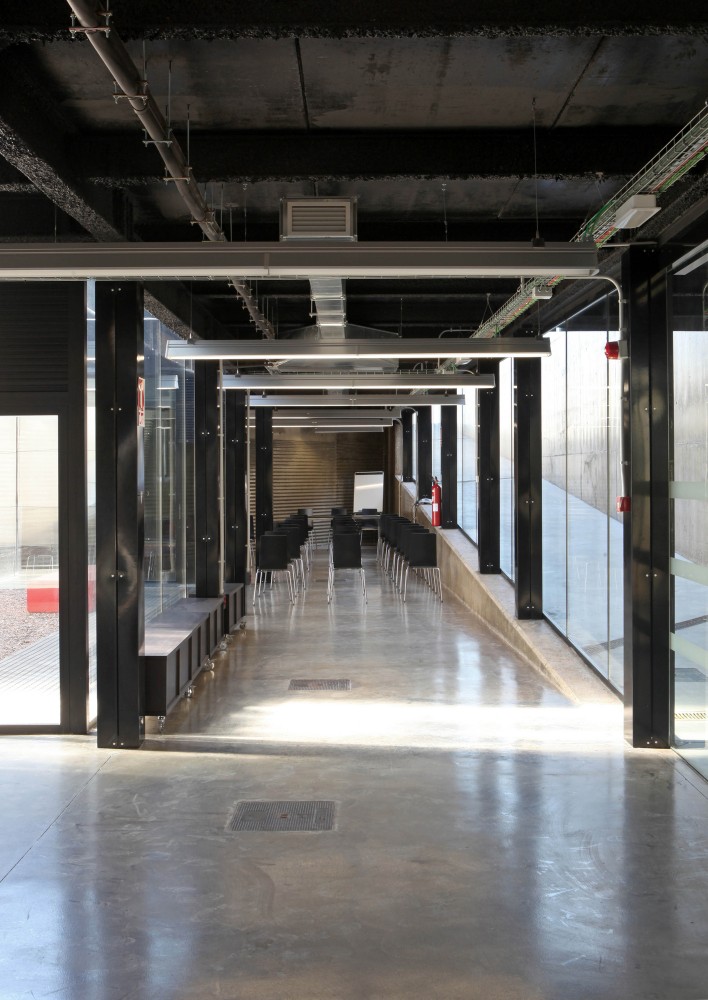 Multi-Purpose Building For Central Termosolar Astexol-2 / Sáenz De Oiza Arquitectos
