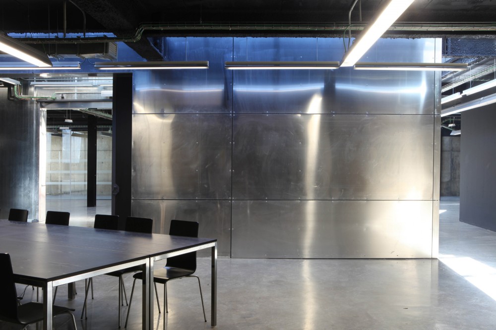 Multi-Purpose Building For Central Termosolar Astexol-2 / Sáenz De Oiza Arquitectos