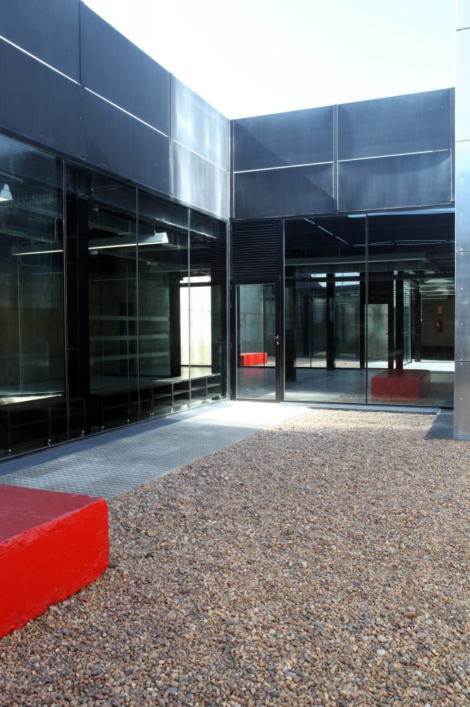 Multi-Purpose Building For Central Termosolar Astexol-2 / Sáenz De Oiza Arquitectos