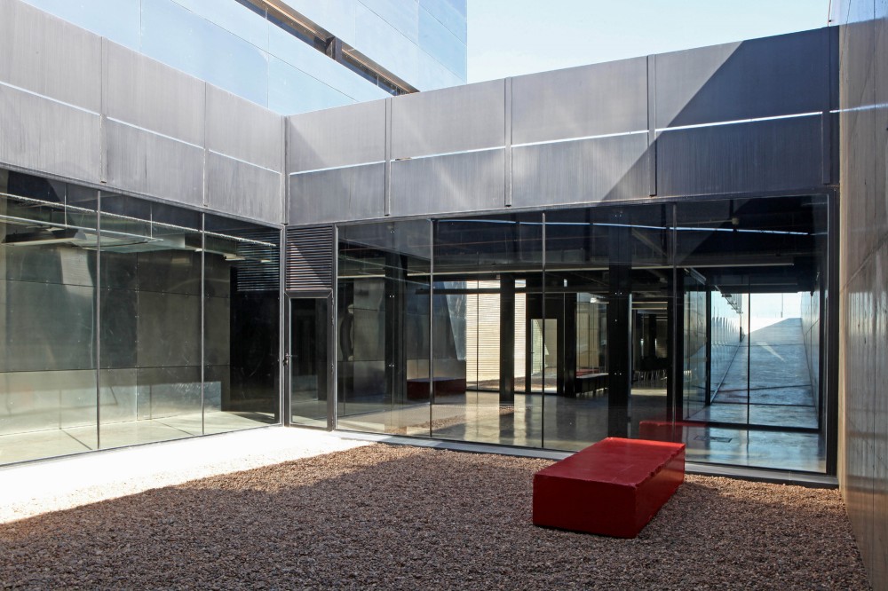 Multi-Purpose Building For Central Termosolar Astexol-2 / Sáenz De Oiza Arquitectos