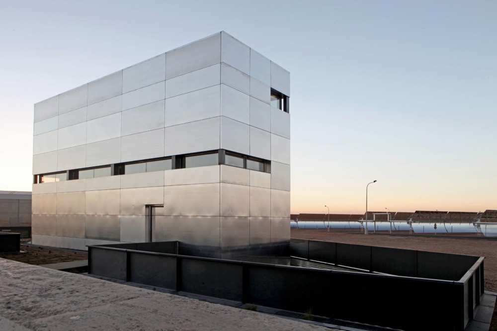 Multi-Purpose Building For Central Termosolar Astexol-2 / Sáenz De Oiza Arquitectos