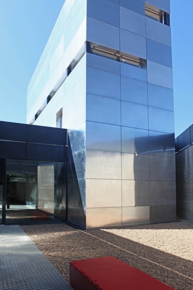 Multi-Purpose Building For Central Termosolar Astexol-2 / Sáenz De Oiza Arquitectos