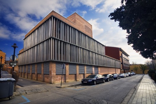 Hogar del Jubilado de Santa Teresa by BmésR29 Arquitectes, Xavier Rodriguez's Spanish firm. Image © Amaneceres Fotográficos