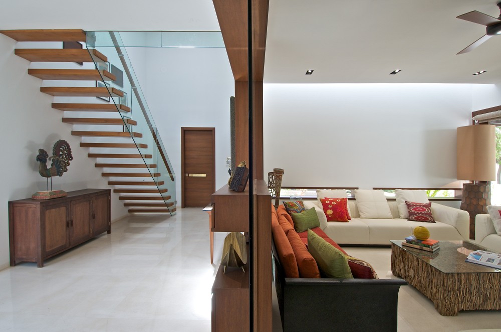 The Courtyard House / Hiren Patel Architects
