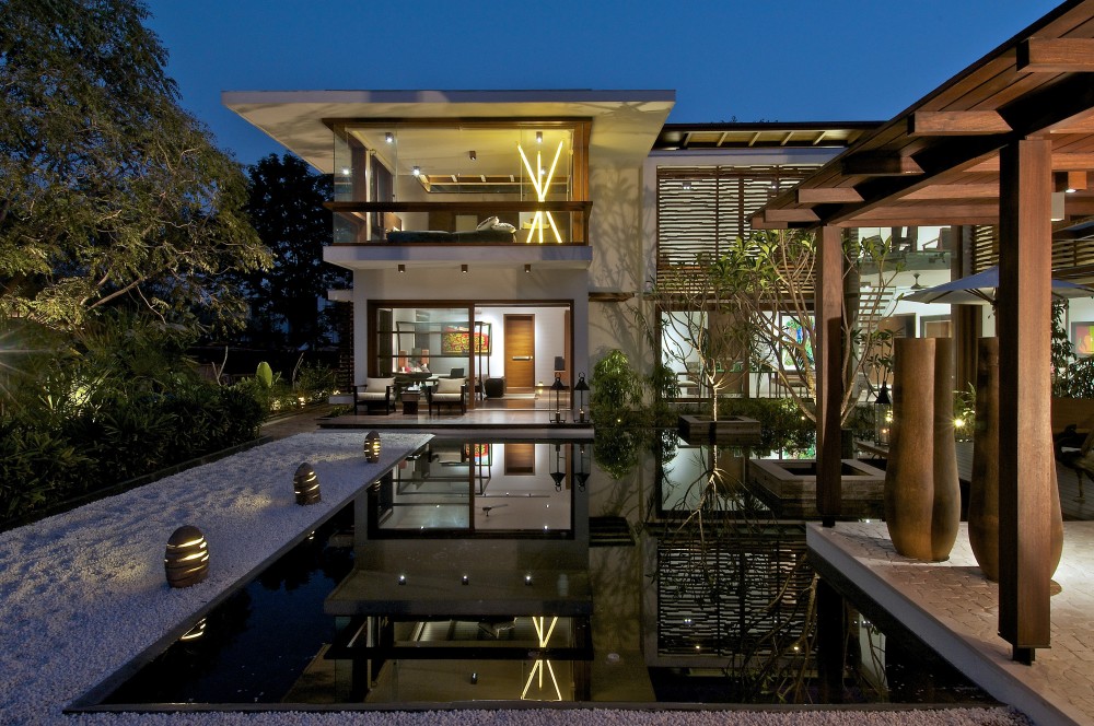 The Courtyard House / Hiren Patel Architects