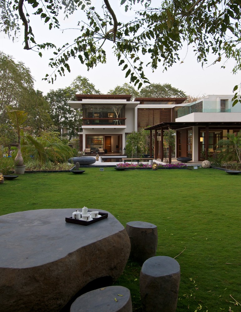 The Courtyard House / Hiren Patel Architects