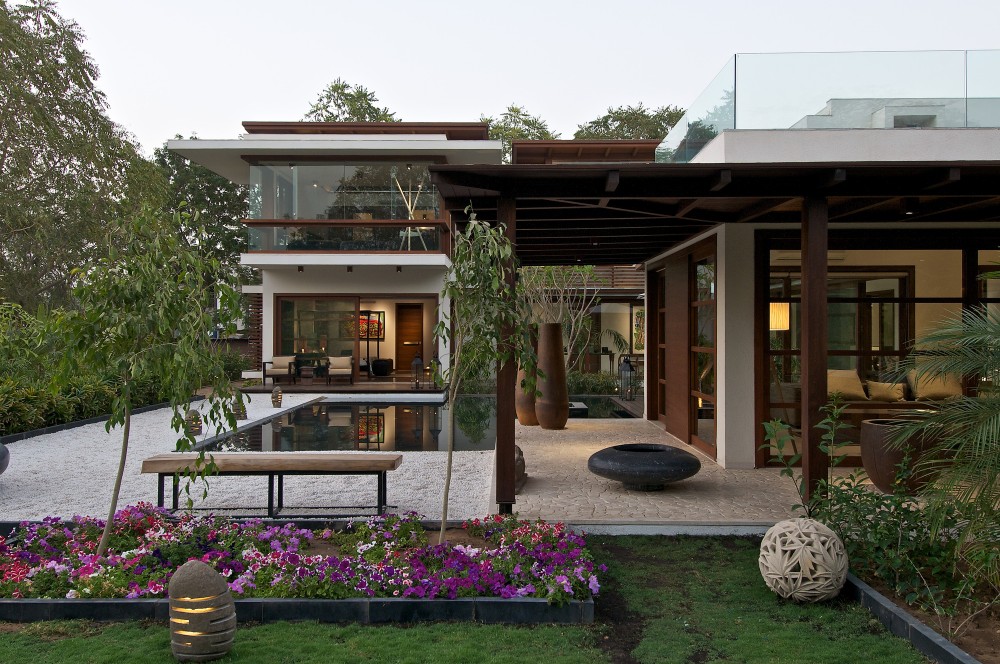 The Courtyard House / Hiren Patel Architects