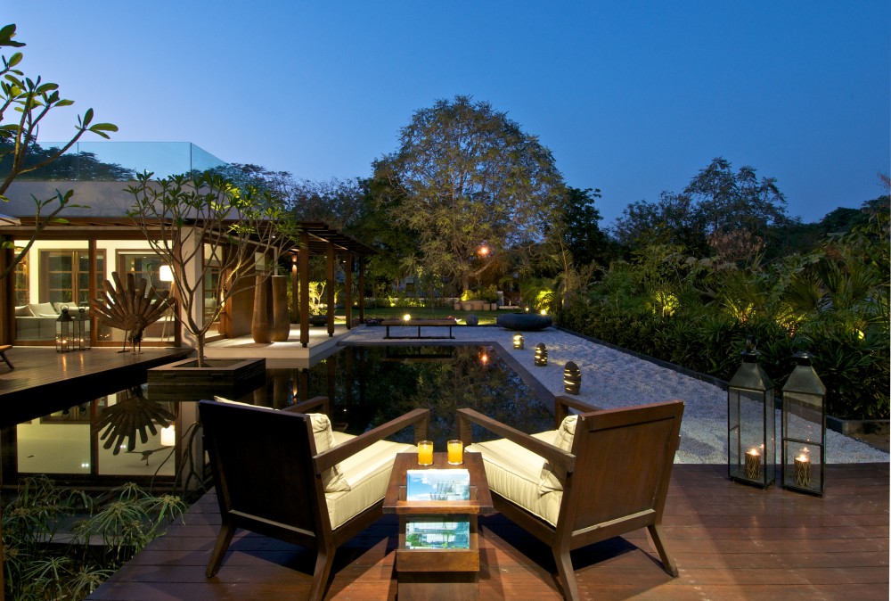 The Courtyard House / Hiren Patel Architects