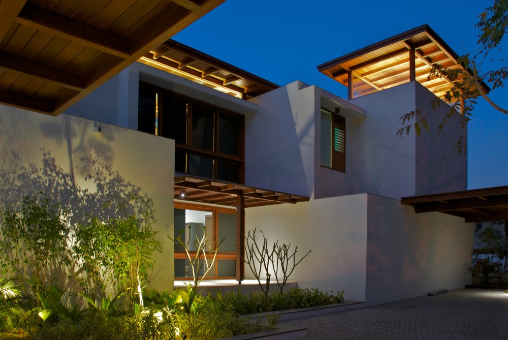 The Courtyard House / Hiren Patel Architects