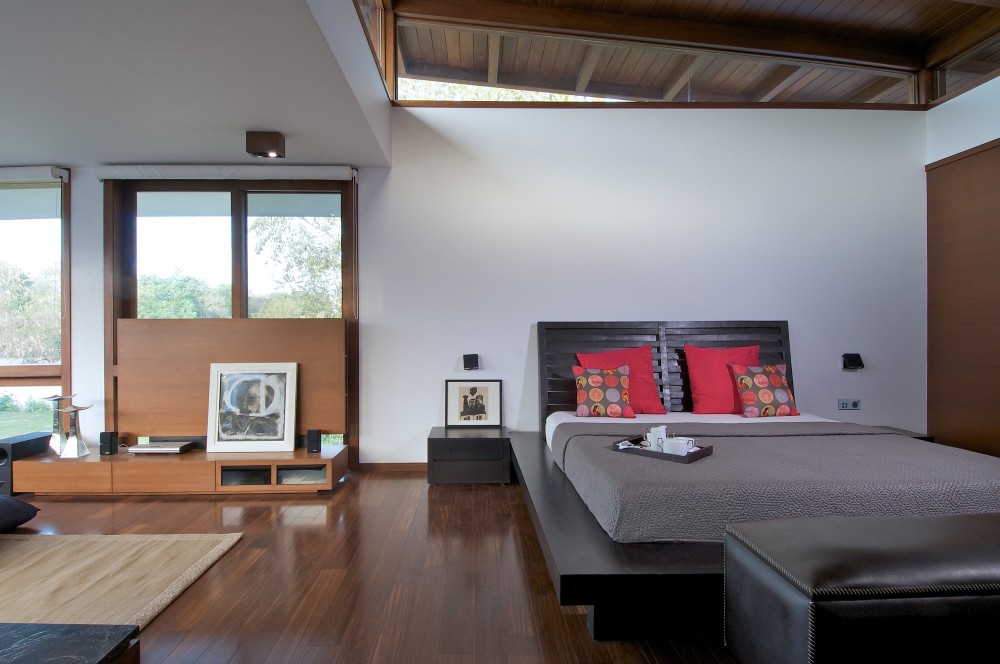 The Courtyard House / Hiren Patel Architects