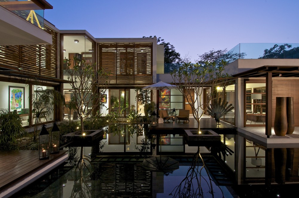 The Courtyard House / Hiren Patel Architects