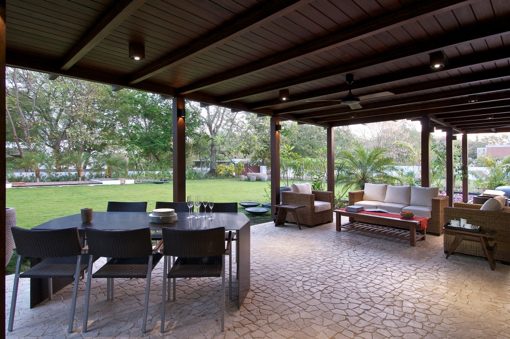The Courtyard House / Hiren Patel Architects