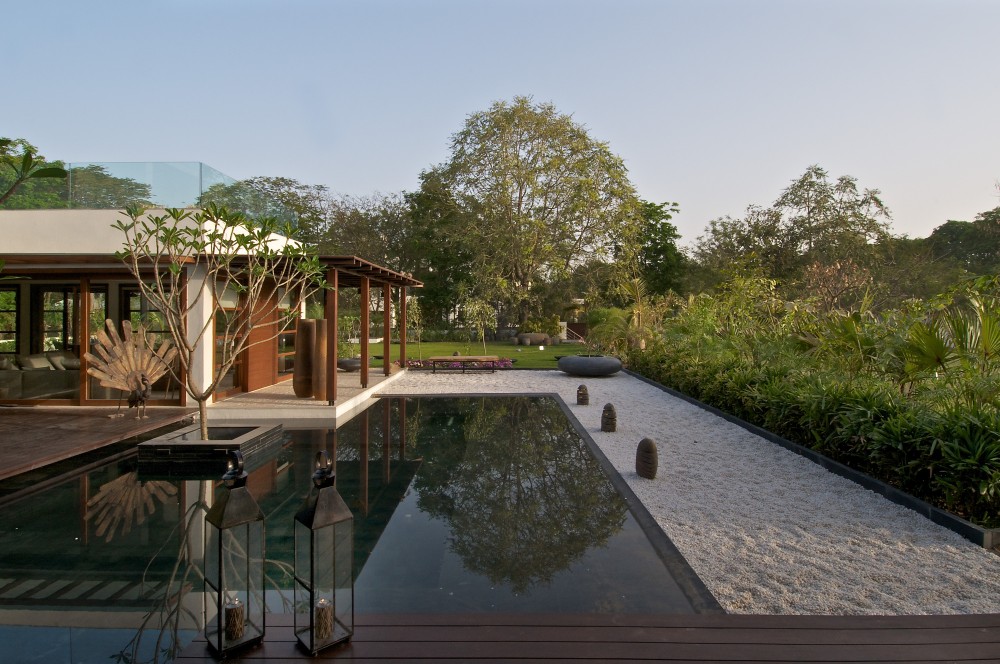 The Courtyard House / Hiren Patel Architects