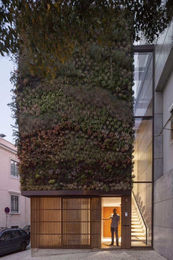 House in Travessa de Patrocinio / Luís Rebelo de Andrade + Tiago Rebelo de Andrade + Manuel Cachão Tojal