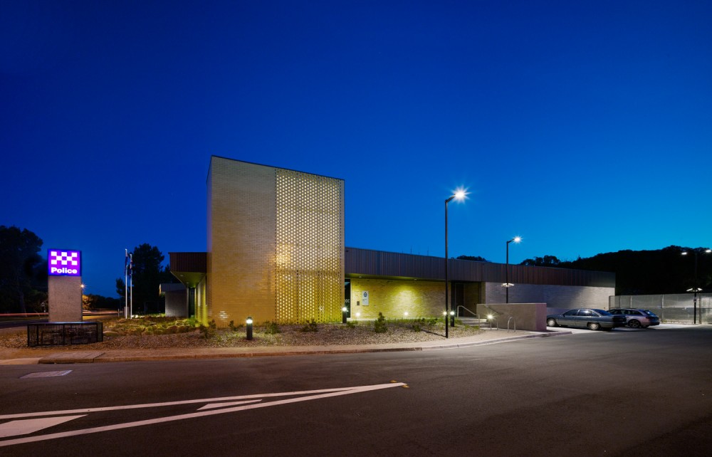 Carrum Downs Police Station / Kerstin Thompson Architects
