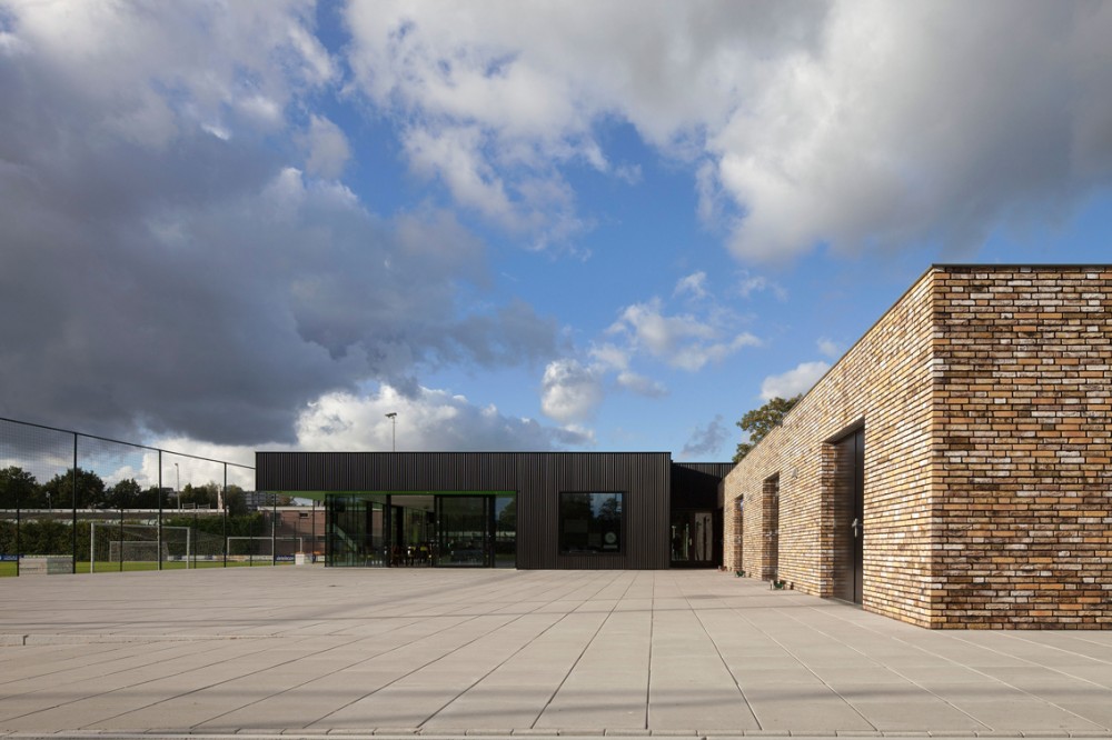VV Capelle Soccer Clubhouse / MoederscheimMoonen Architects