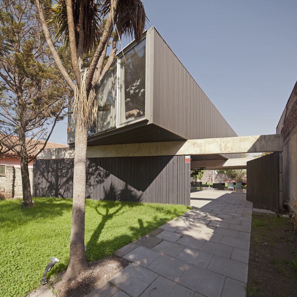 One Patio House / Polidura + Talhouk Arquitectos