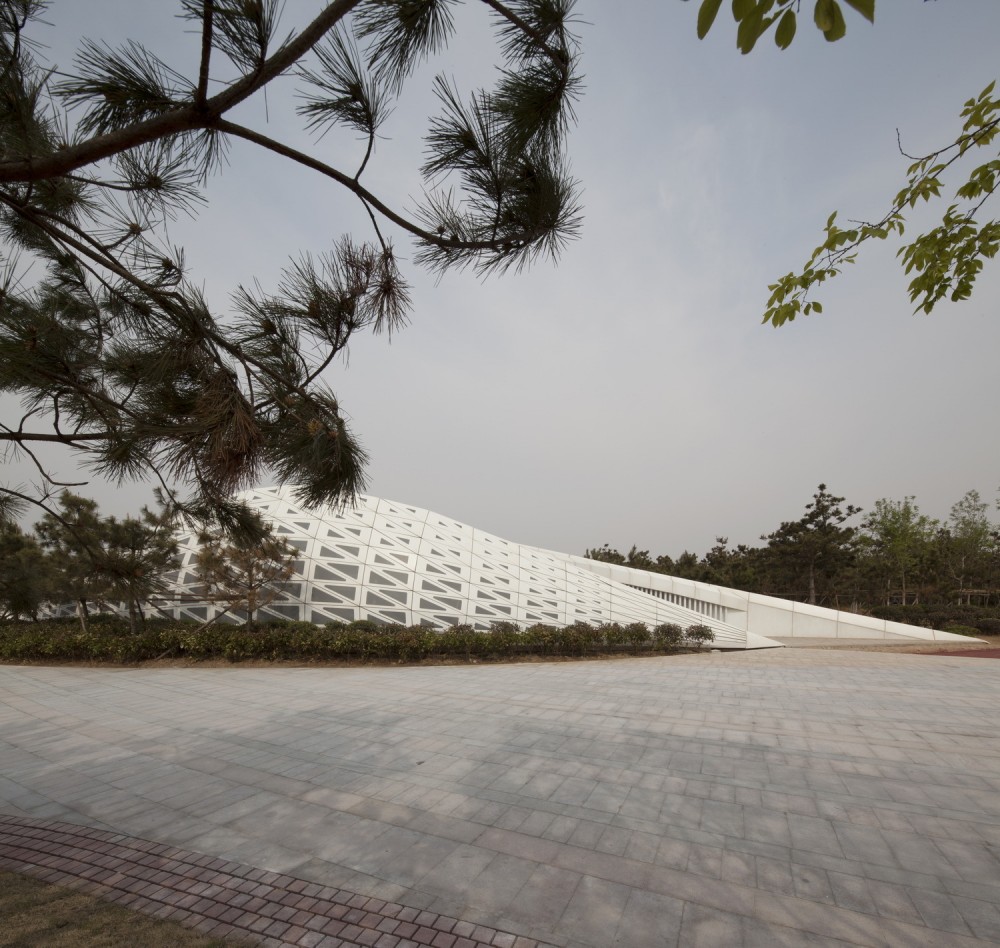 Public Bathroom / HHD_FUN Architects