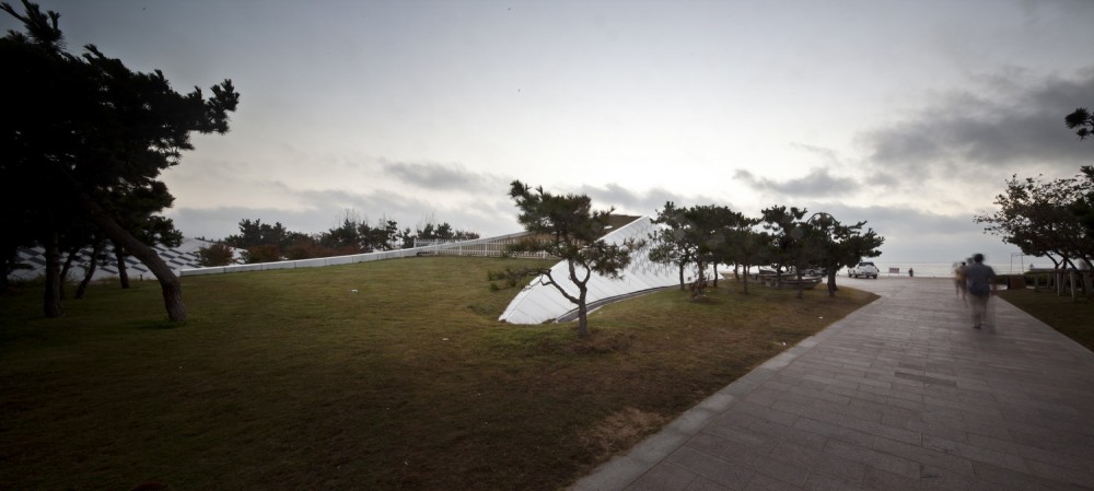 Public Bathroom / HHD_FUN Architects