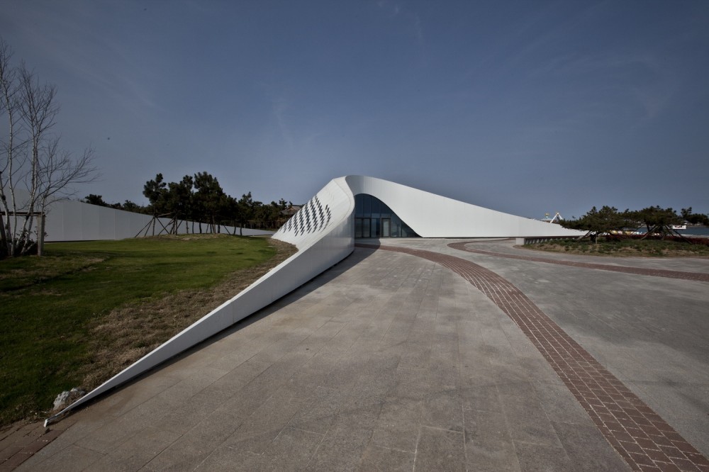 Public Bathroom / HHD_FUN Architects
