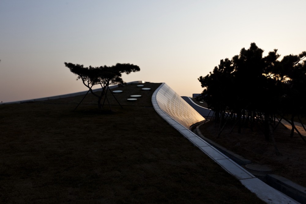 Public Bathroom / HHD_FUN Architects