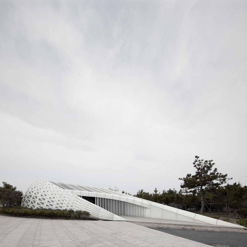 Public Bathroom / HHD_FUN Architects
