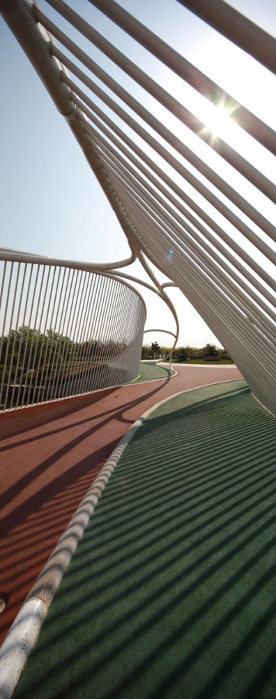 Pedestrian Bridge / HHD_FUN Architects