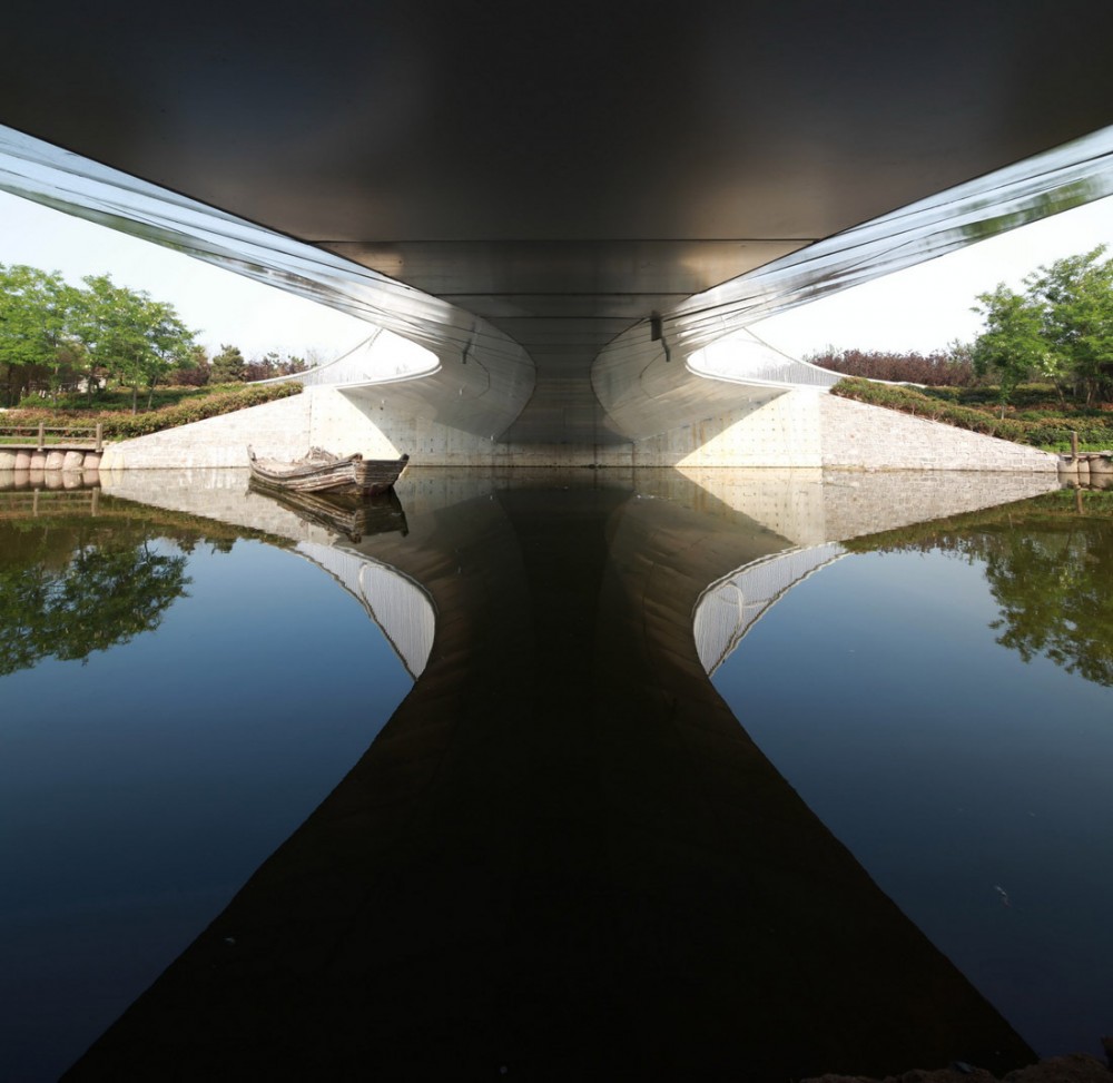Pedestrian Bridge / HHD_FUN Architects