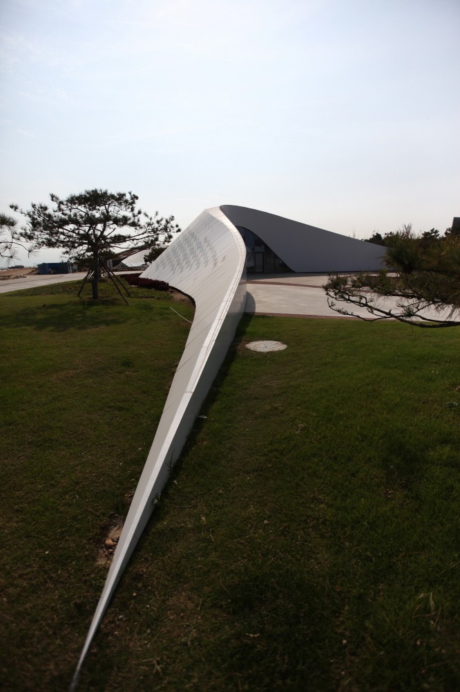 Public Bathroom / HHD_FUN Architects