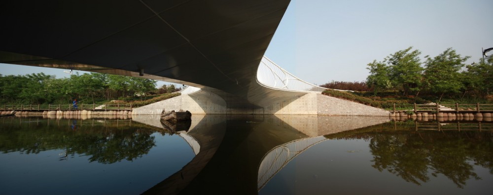 Pedestrian Bridge / HHD_FUN Architects