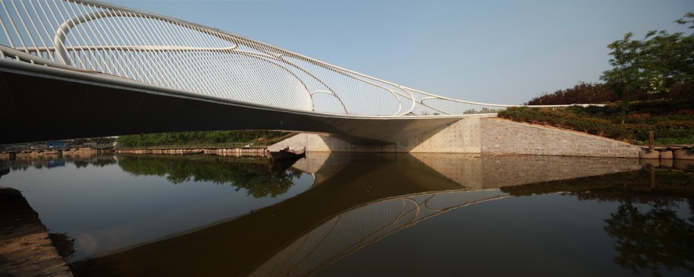 Pedestrian Bridge / HHD_FUN Architects