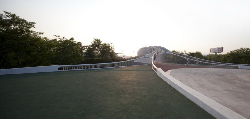 Pedestrian Bridge / HHD_FUN Architects
