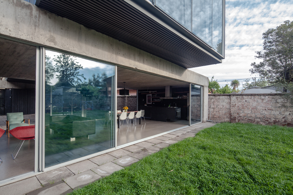 One Patio House / Polidura + Talhouk Arquitectos