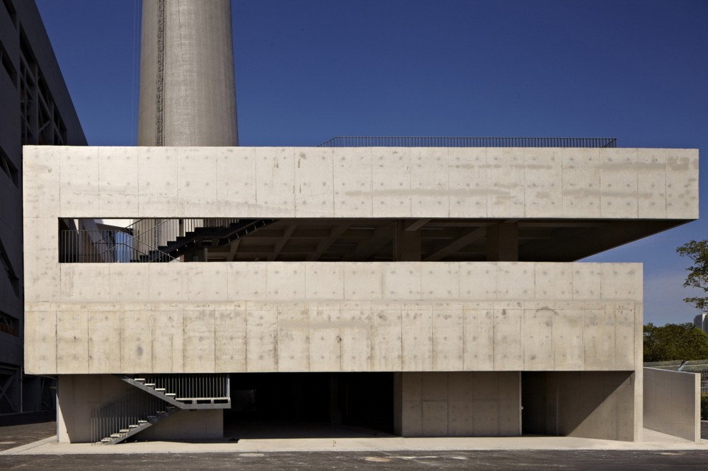 Insertion Below Chimney / Original Design Studio