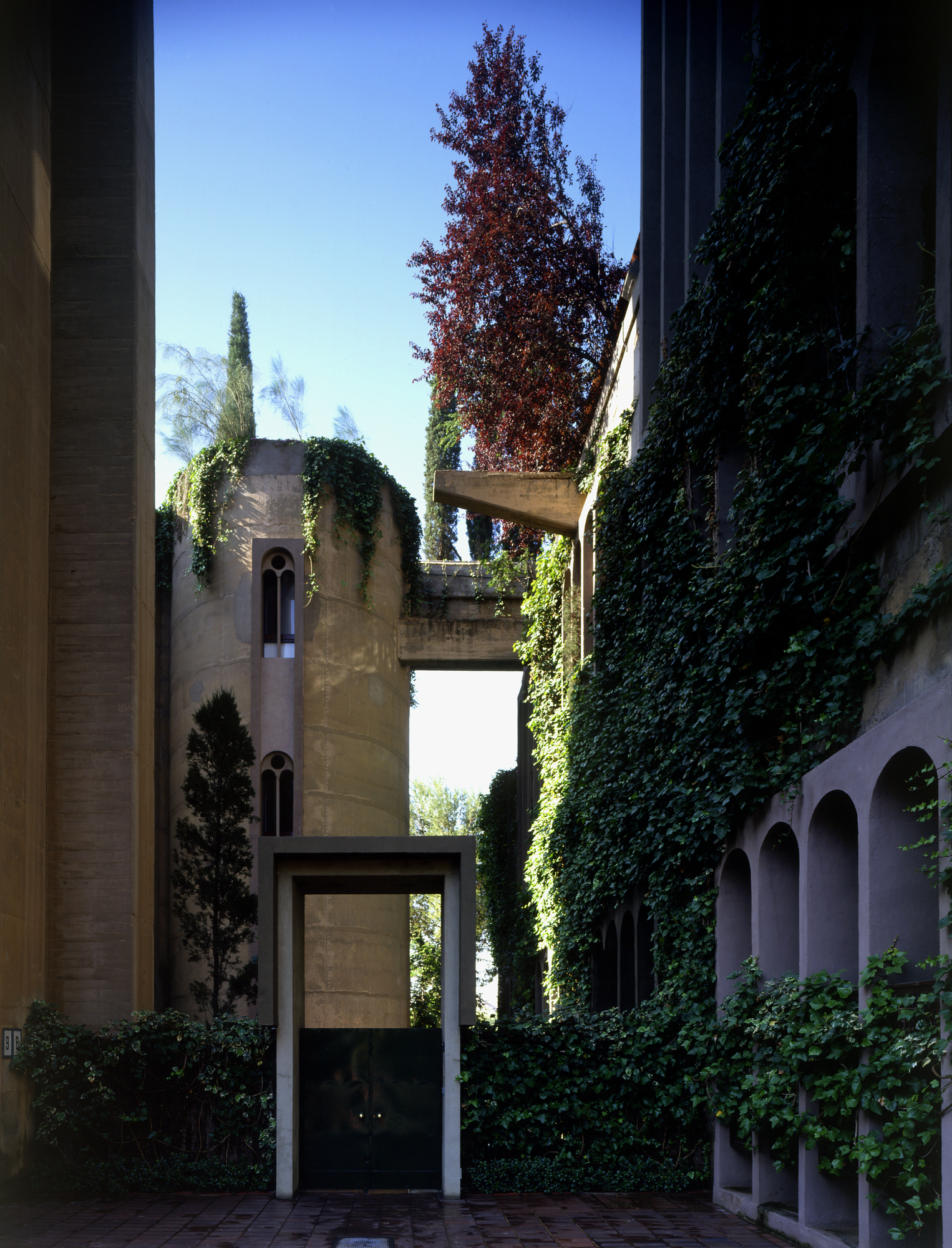 50a47f8fb3fc4b263f00001a_the-factory-ricardo-bofill_ricardo_bofill_taller_arquitectura_santjustdesvern_barcelona_spain_outdoorspaces_-11-.jpg