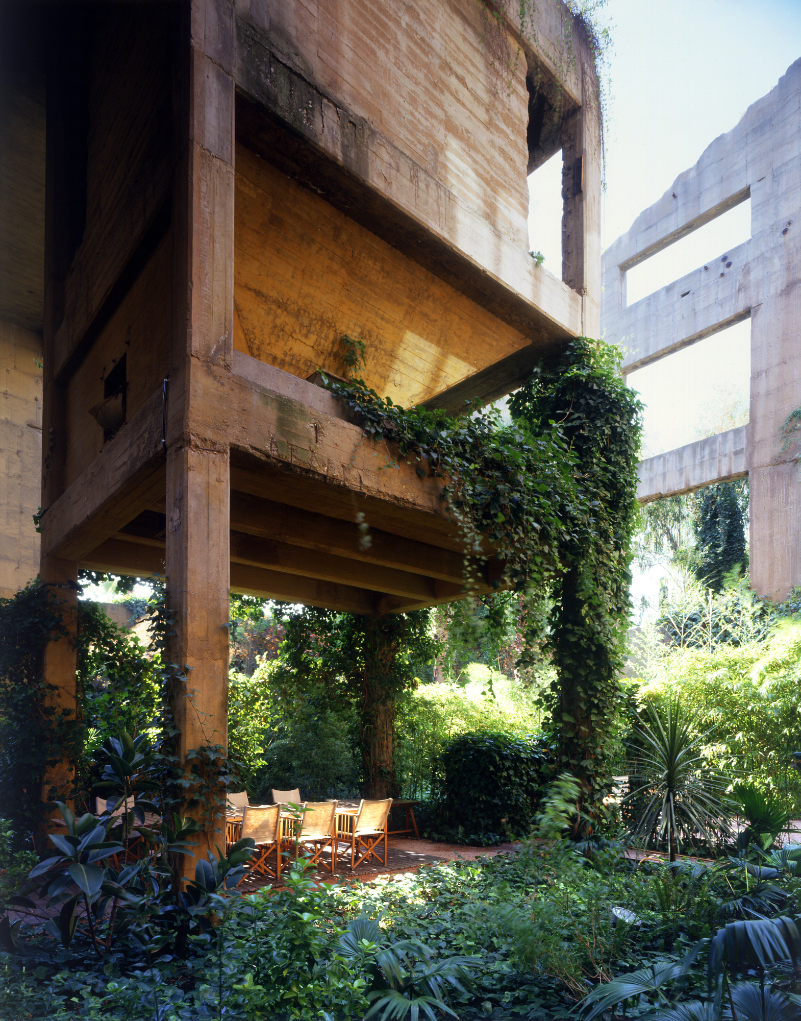 50a48406b3fc4b263f00002c_the-factory-ricardo-bofill_ricardo_bofill_taller_arquitectura_santjustdesvern_barcelona_spain_privatespaces.jpg