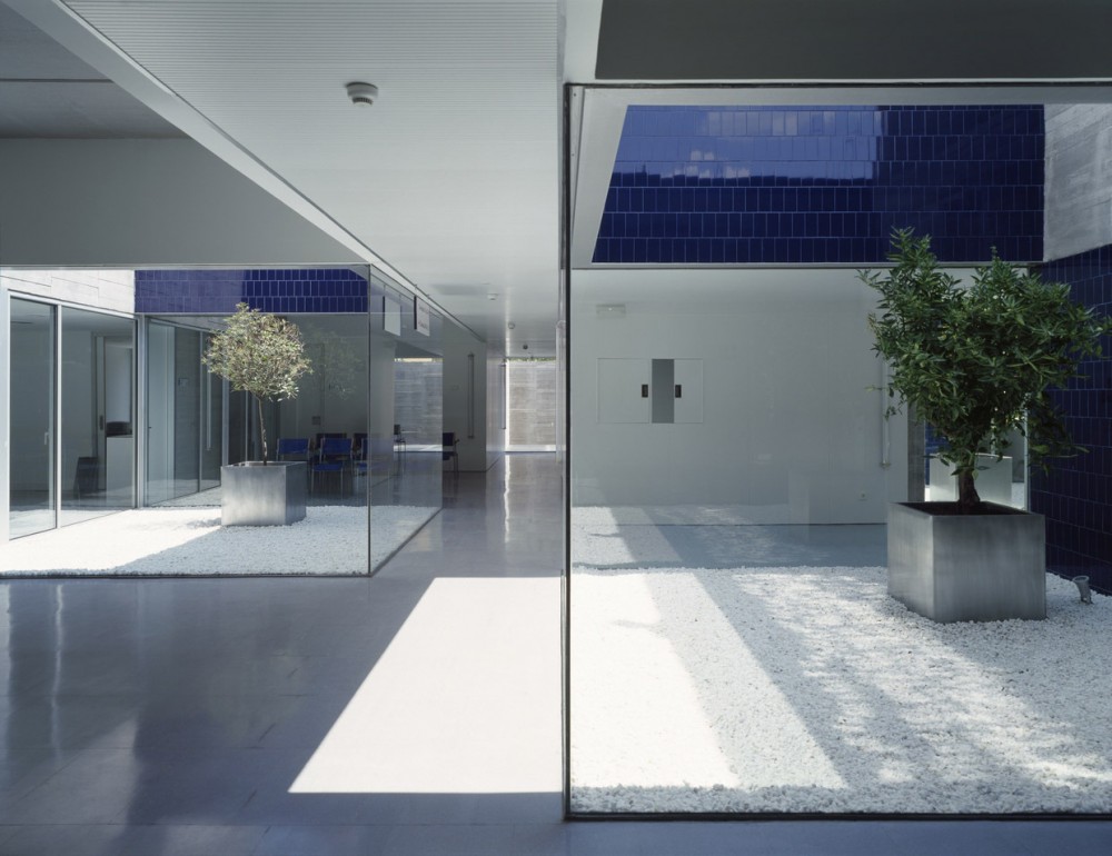 Municipal Healthcare Centres San Blas + Usera + Villaverde / Estudio Entresitio
