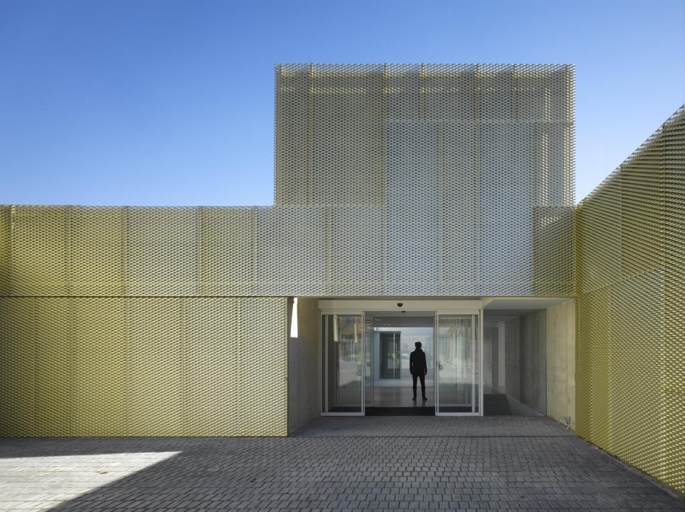 Municipal Healthcare Centres San Blas + Usera + Villaverde / Estudio Entresitio