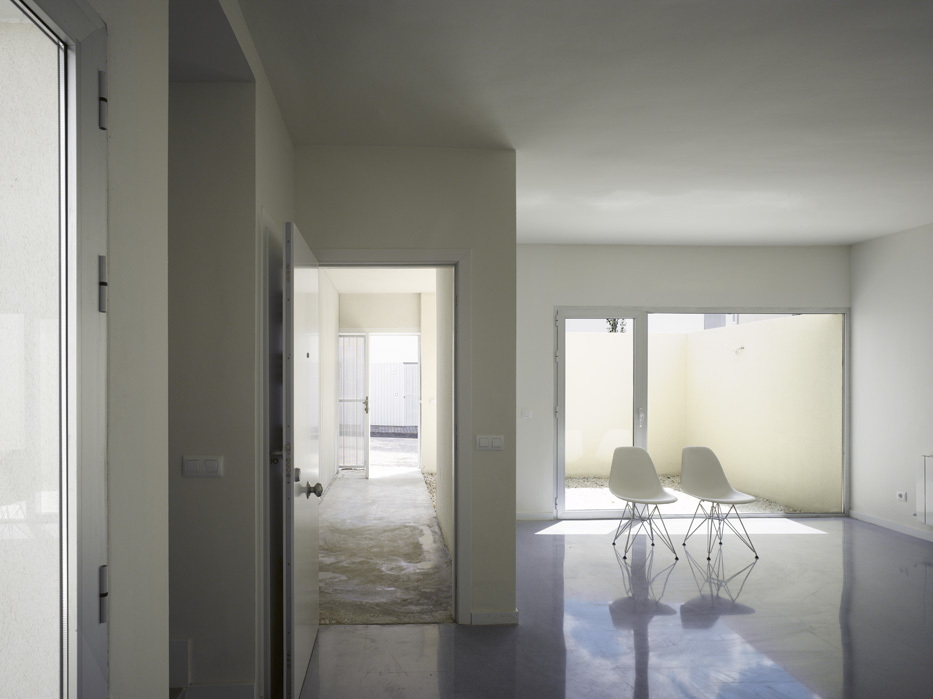 43 Public Dwelling In Almuradiel / Estudio Entresitio