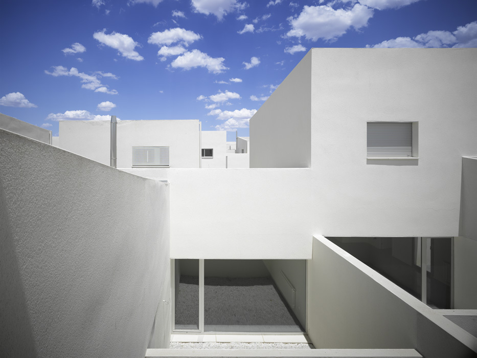 43 Public Dwelling In Almuradiel / Estudio Entresitio