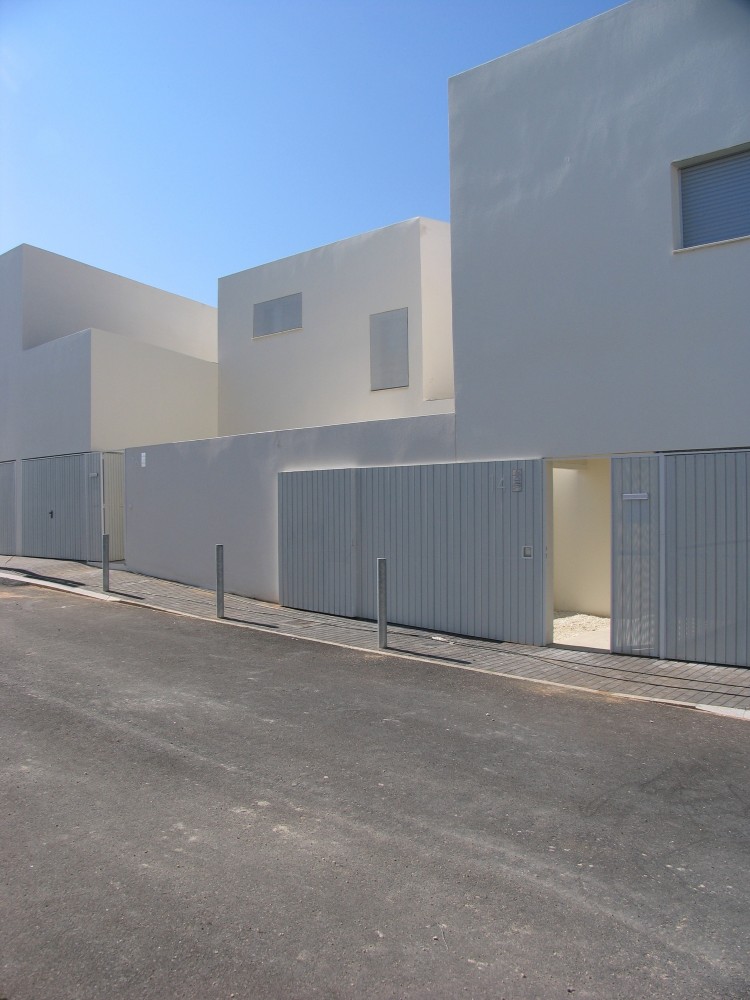 43 Public Dwelling In Almuradiel / Estudio Entresitio