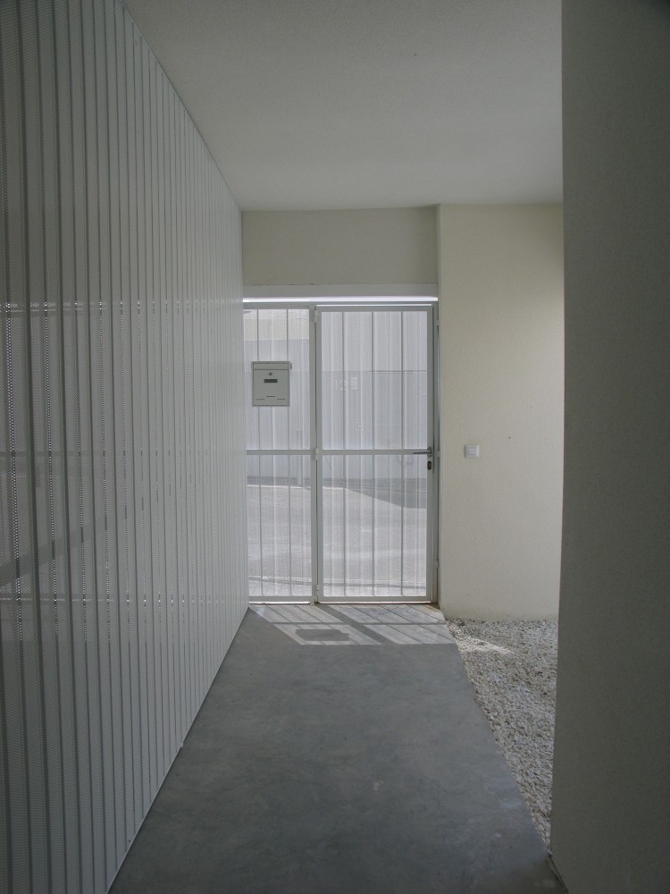 43 Public Dwelling In Almuradiel / Estudio Entresitio