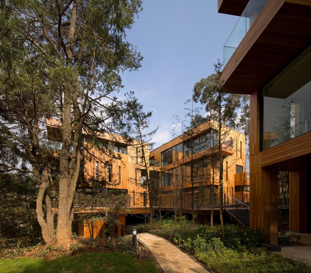 Innhouse Eco Hotel / Oval Partnership