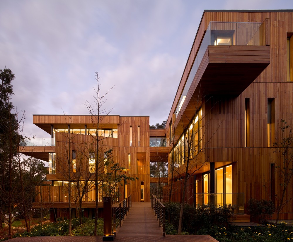 Innhouse Eco Hotel / Oval Partnership
