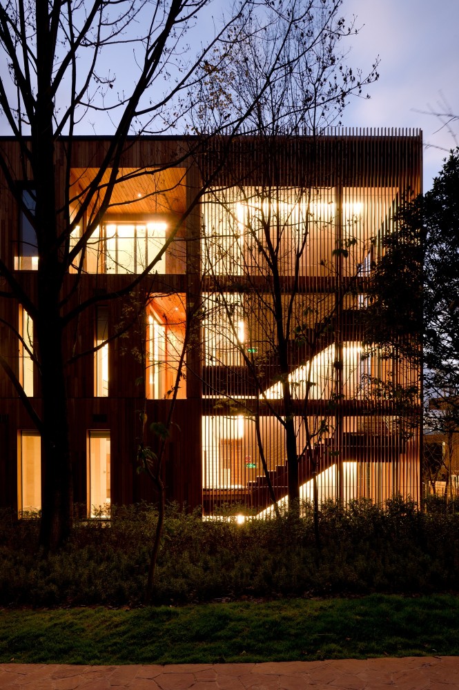 Innhouse Eco Hotel / Oval Partnership